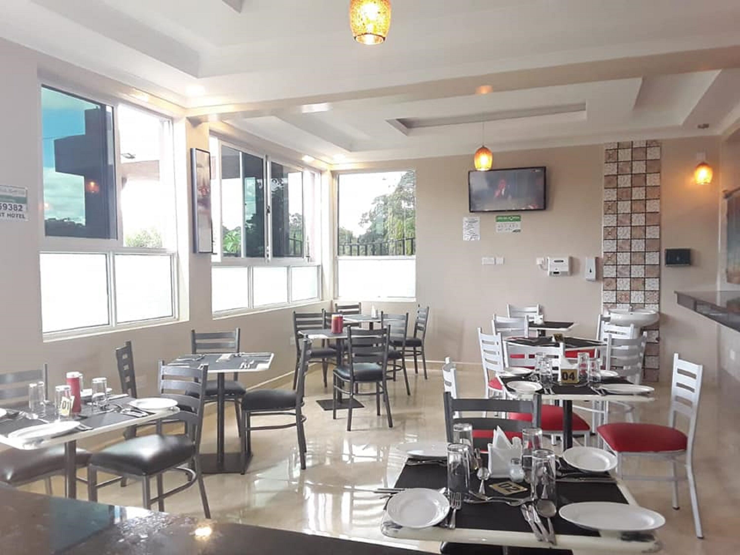 朝食、ランチ、ディナーに営業 (郷土料理と各国料理)