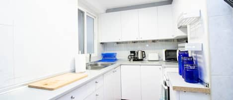 Kühlschrank, Mikrowelle, Ofen, Wasserkocher mit Kaffee-/Teezubehör