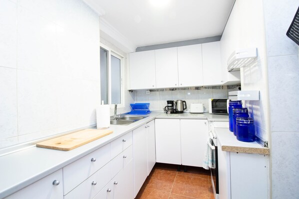 Geladeira, micro-ondas, fogão, cafeteira/chaleira