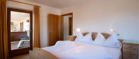 1 bedroom, bed sheets