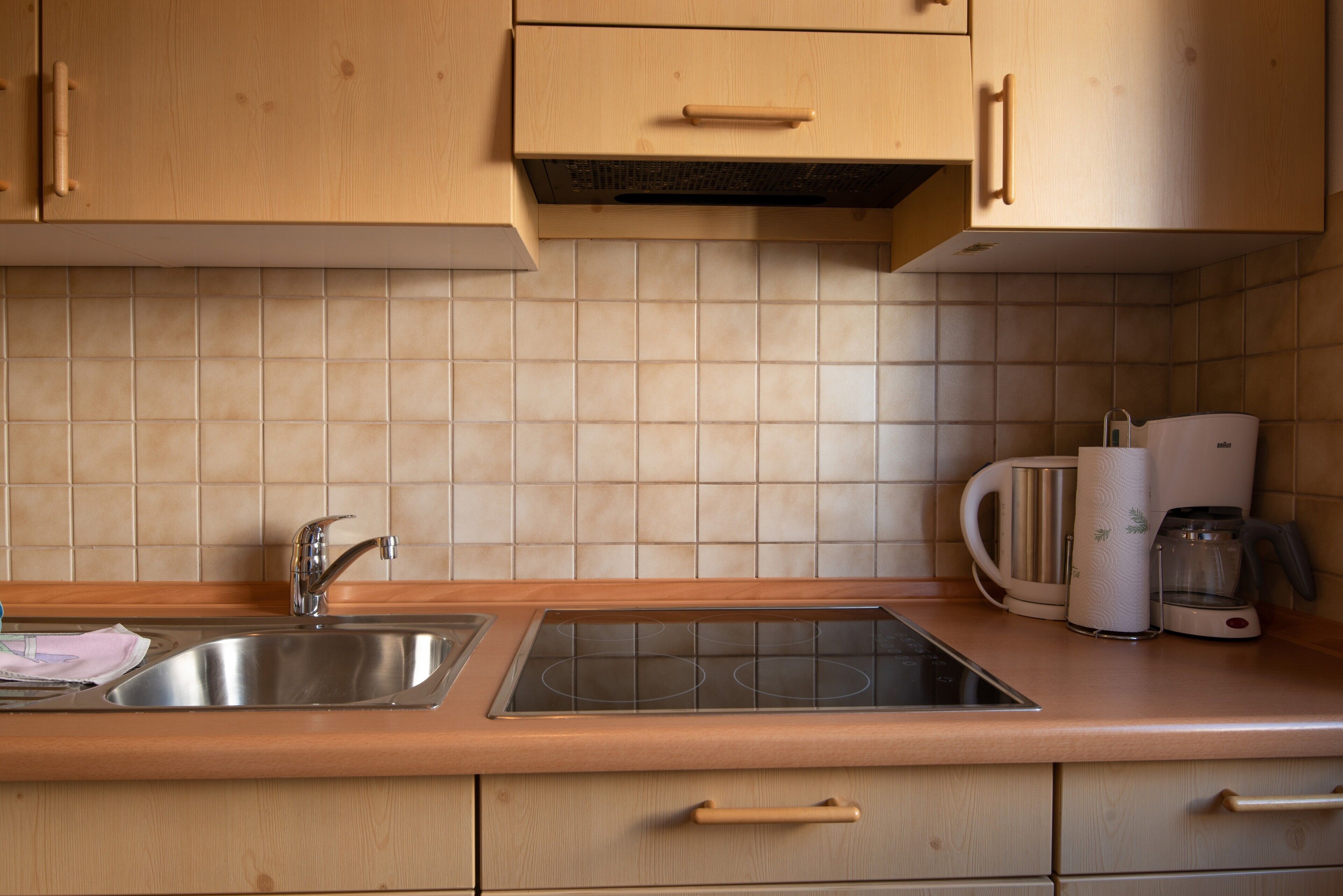 Kühlschrank, Herdplatte, Wasserkocher mit Kaffee-/Teezubehör