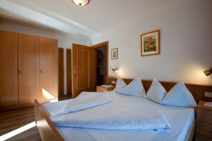 1 bedroom, bed sheets