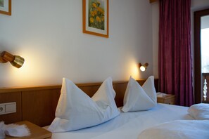 1 bedroom, bed sheets