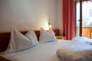 1 bedroom, free WiFi, bed sheets - Comfortable Apartment 3 "Zur Sonne" with Mountain View, Garden & Wi-Fi (Lajen)