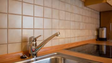 Frigorífico, placa de cocina, cafetera o tetera y hervidor eléctrico