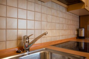 Kühlschrank, Herdplatte, Wasserkocher mit Kaffee-/Teezubehör