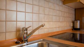Kühlschrank, Herdplatte, Wasserkocher mit Kaffee-/Teezubehör