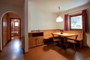 Dining - Comfortable Apartment 3 "Zur Sonne" with Mountain View, Garden & Wi-Fi (Lajen)