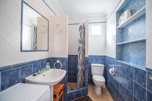 Douche, sèche-cheveux, serviettes fournies