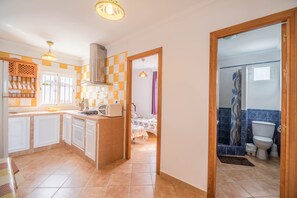 Fridge, microwave, oven, stovetop - Rural Home "La Ermita" with Pool, Terrace, Wi-Fi & Air Conditioning (Conil de la Frontera)