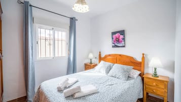 2 slaapkamers, een strijkplank/strijkijzer, gratis wifi, beddengoed