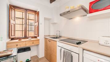 Een koelkast, een magnetron, een oven, een kookplaat