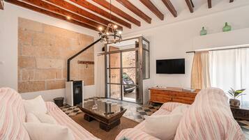 Een televisie en een open haard