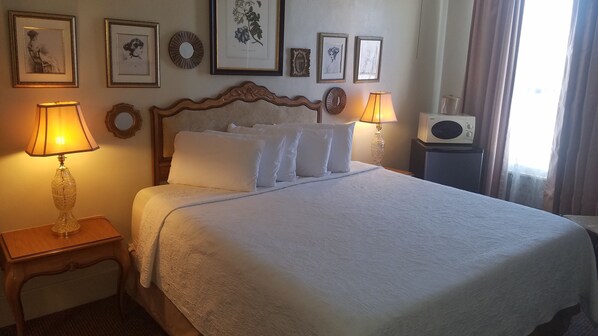 Zimmer, 1 King-Bett | Verdunkelungsvorhänge, Bügeleisen/Bügelbrett, kostenloses WLAN