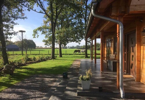 Luxuriöse Holzvilla Dirk im Waldgebiet mit herrlichem Ausblick auf die Felder