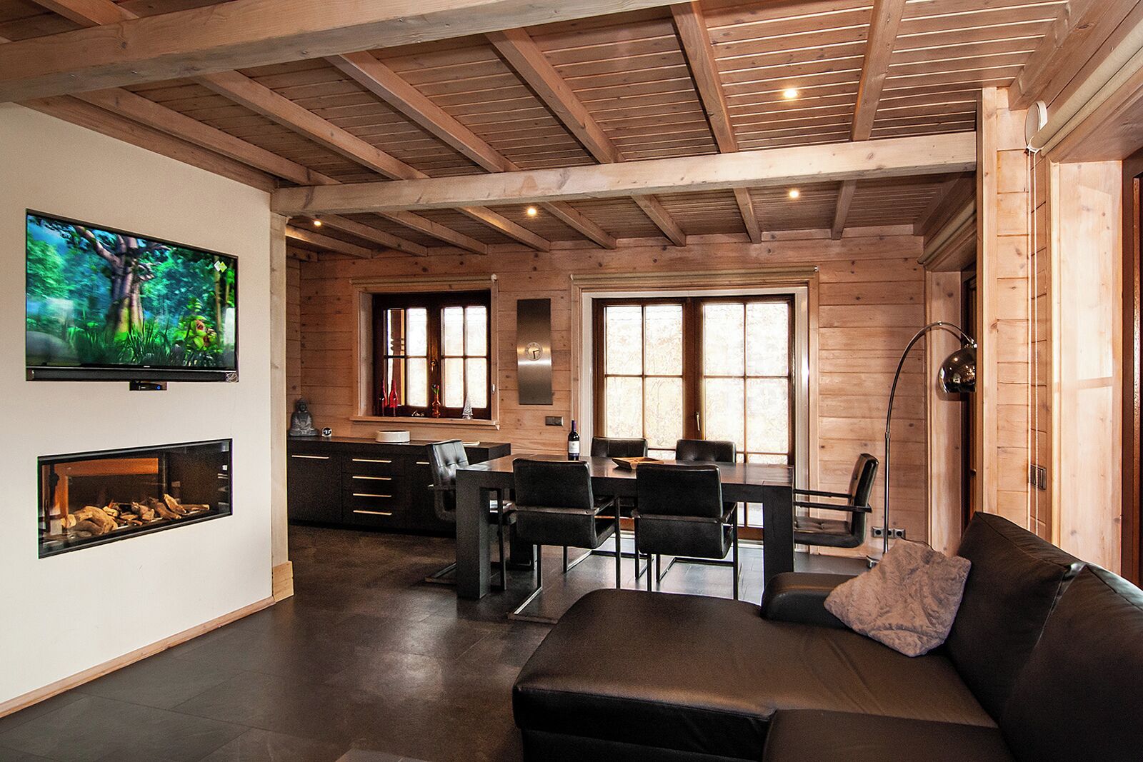 Een televisie en een open haard