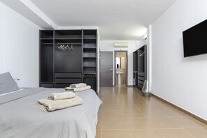 4 makuuhuonetta, silitysrauta/-lauta, ilmainen Wi-Fi, vuodevaatteet