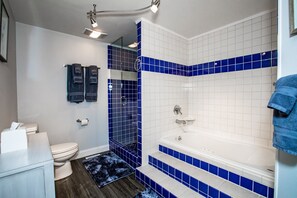 Combined shower/tub, jetted tub, hair dryer, towels