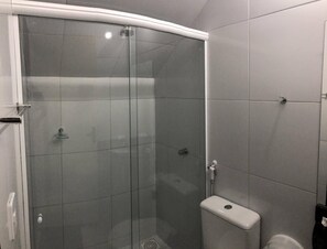 Shower, towels - Ello Hotel (Iguatu)