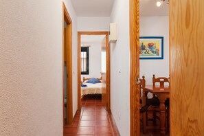 2 habitaciones, tabla de planchar con plancha y ropa de cama 