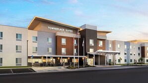 Il s'agit d'un hôtel moderne dont l'enseigne indique « Towneplace Suites RV Marriott ». Il se caractérise par une façade sobre, dotée de nombreuses fenêtres, un espace extérieur couvert avec des sièges et un parking.