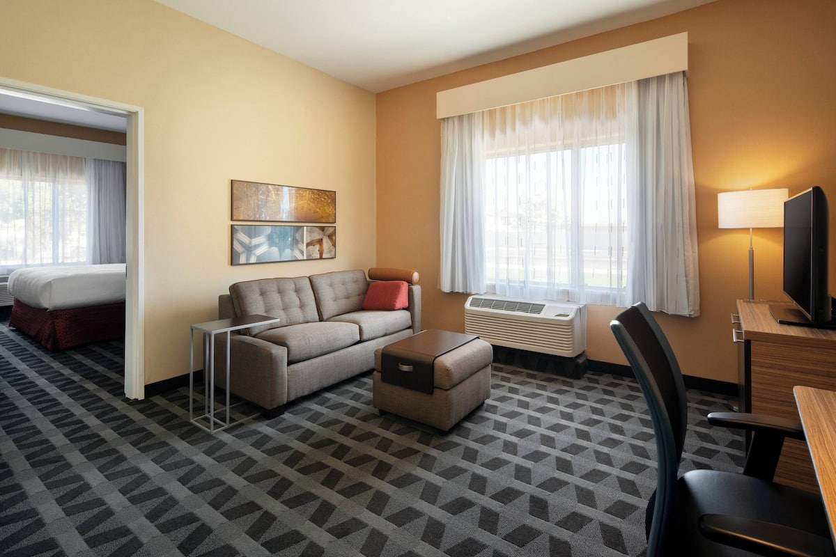 Suite, 1 Bedroom | Living room