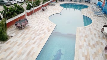 Una piscina cubierta, una piscina al aire libre de temporada