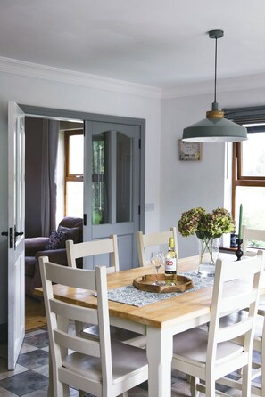 Dining - Beautiful Mountain View Home near Killarney National Park  (Killarney)