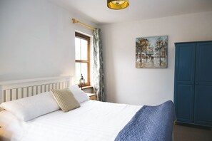 5 bedrooms, iron/ironing board, WiFi, bed sheets
