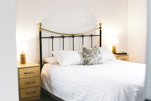 5 habitaciones, tabla de planchar con plancha, wifi y ropa de cama 