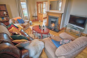 TV, fireplace