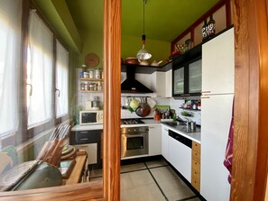 Mikrowelle, Geschirrspüler, Wasserkocher mit Kaffee-/Teezubehör