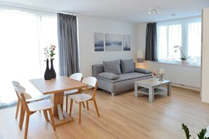 Televisión, reproductor de DVD, tenis de mesa y estéreo