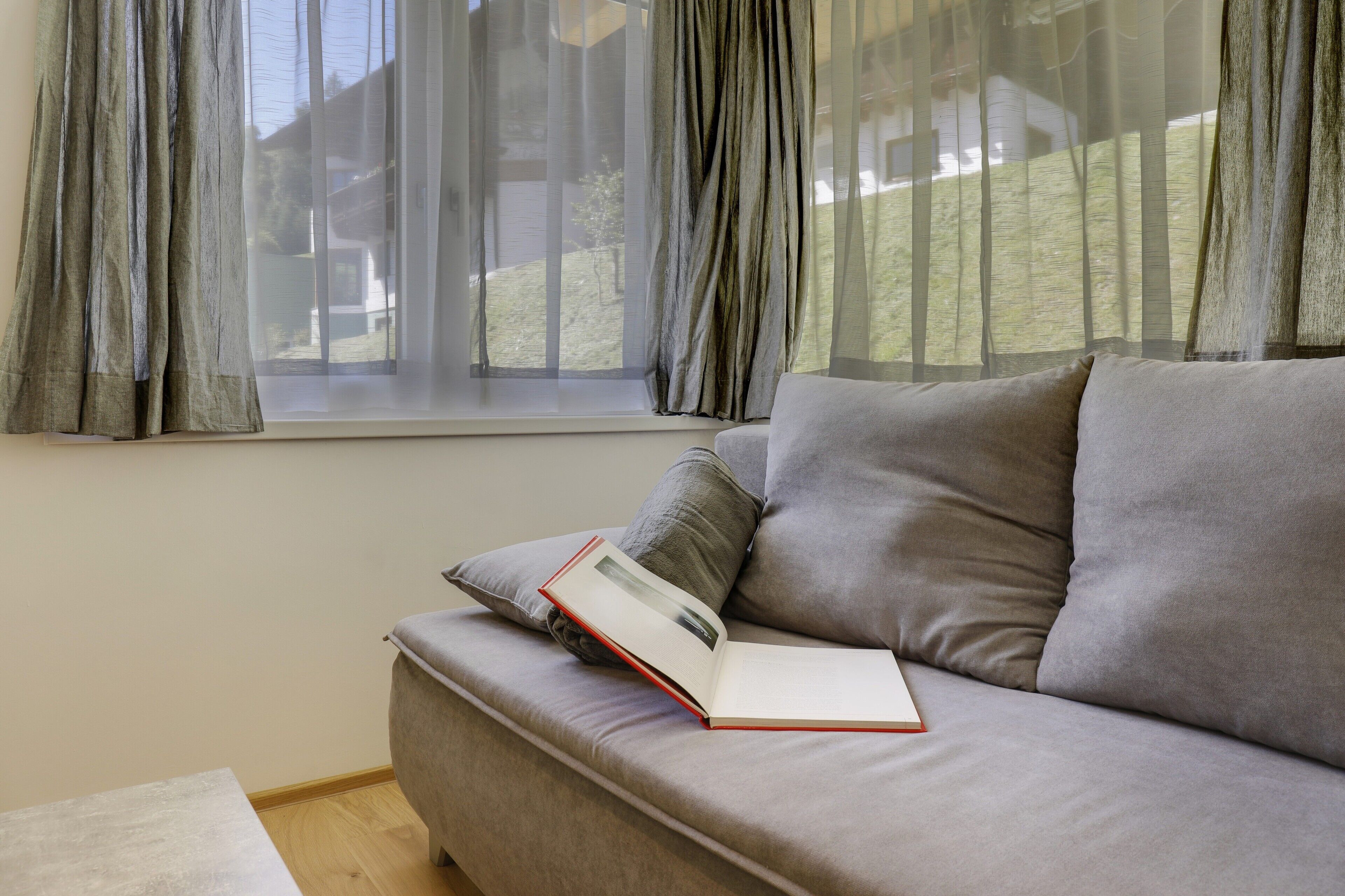 TV, DVD player, mesa de pingue-pongue, aparelho de som