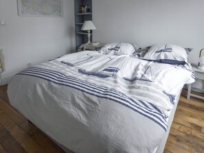 1 chambre, fer et planche à repasser, draps fournis