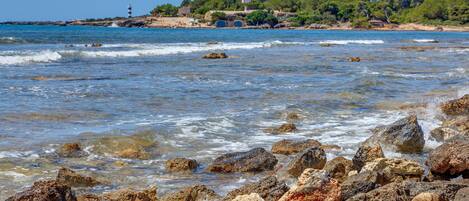 Una spiaggia nelle vicinanze