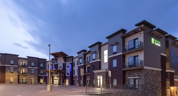 Un hotel Holiday Inn Express dal design moderno, con diversi balconi e facciata in pietra.