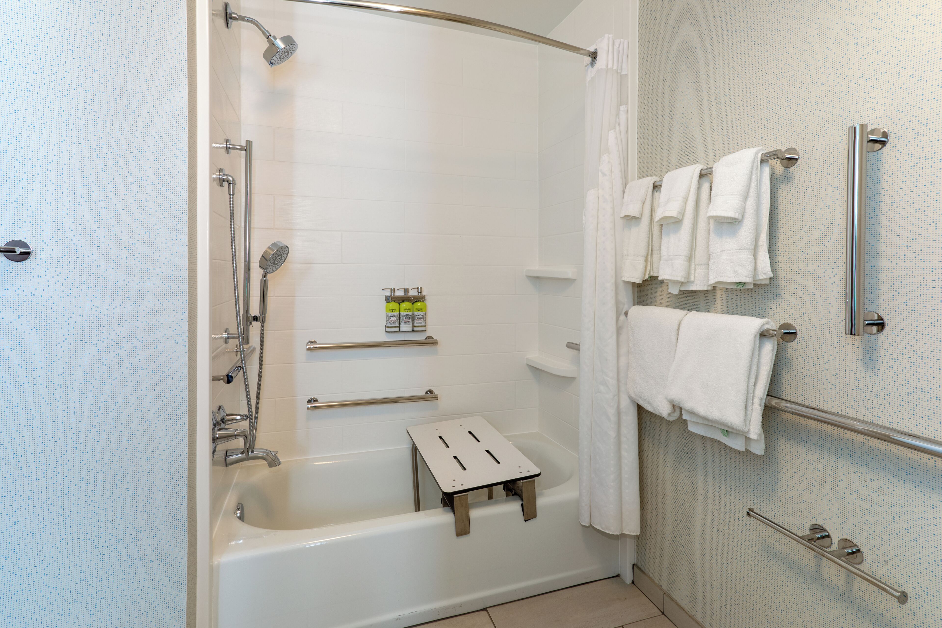 客房内保险箱、办公桌、笔记本电脑工作区、遮光窗帘