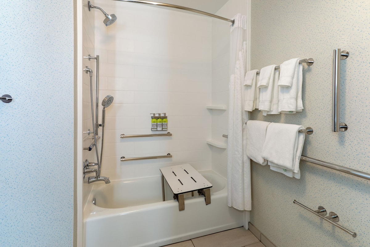 客房内保险箱、办公桌、笔记本电脑工作区、遮光窗帘