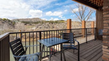 Suite, 1 Bedroom, Accessible Bathtub (Communications) | 1 bedroom, in-room safe, desk, laptop workspace