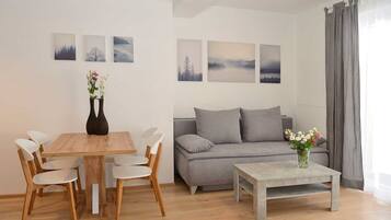 Tv, dvd-afspiller, bordtennisbord, stereoanlæg