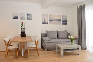 Tv, dvd-afspiller, bordtennisbord, stereoanlæg