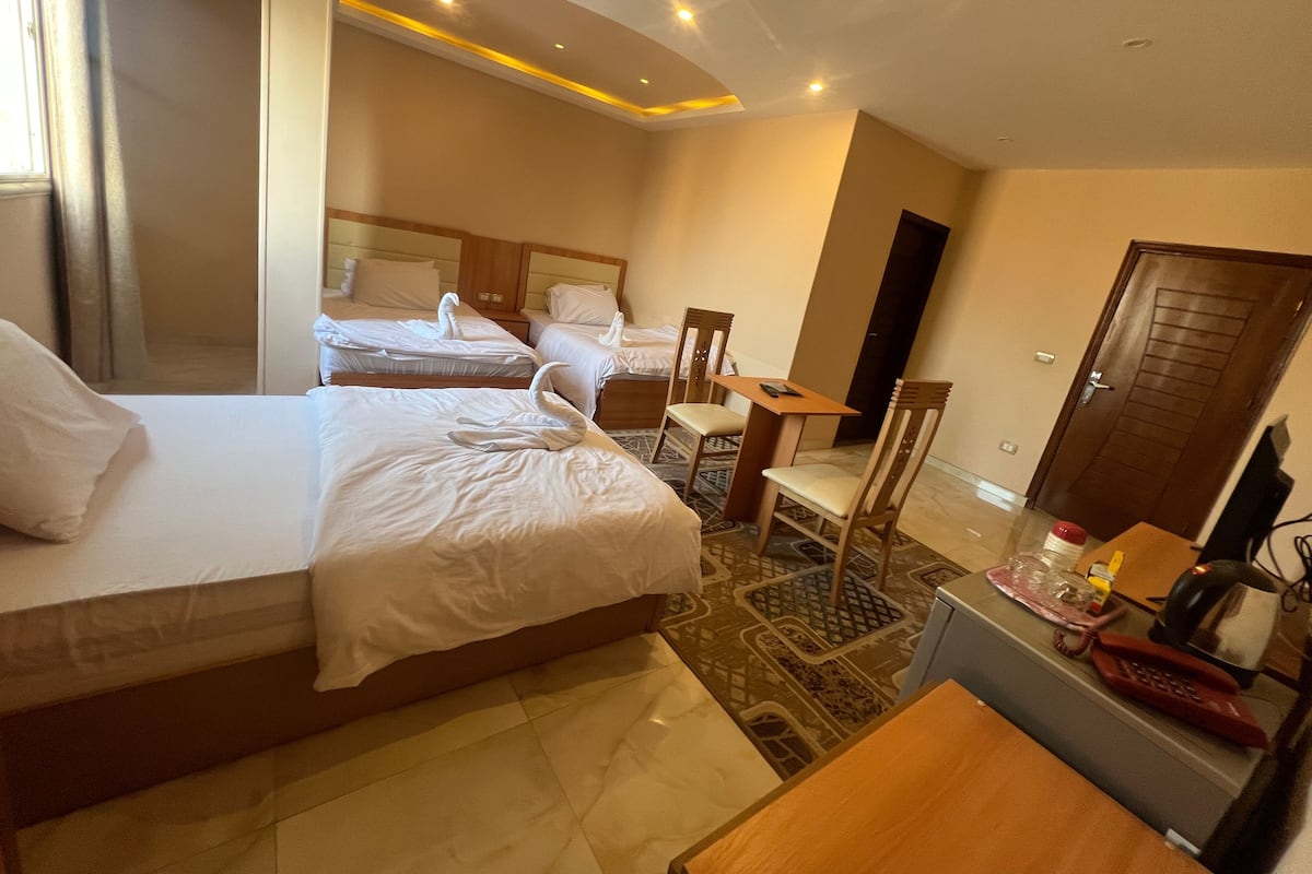 Habitación triple | Decoración personalizada, muebles diferentes y wifi gratis