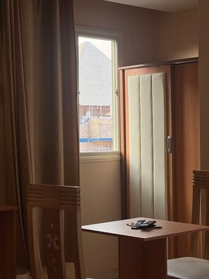 Vierbettzimmer | Essbereich im Zimmer