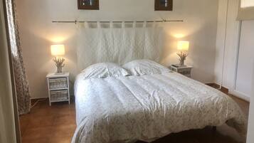 1 slaapkamer, een strijkplank/strijkijzer, wifi, beddengoed