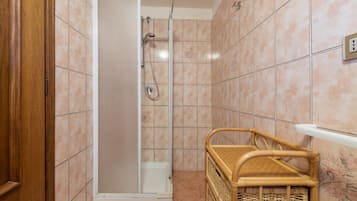 Douche, sèche-cheveux