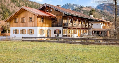 Modern Apartment "Uferweg" with Balcony, Garden & Wi-Fi