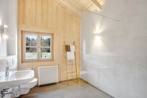 Douche, sèche-cheveux, serviettes fournies