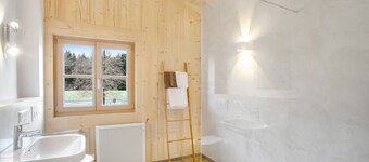 Modern Apartment "Uferweg" with Balcony, Garden & Wi-Fi