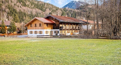 Modern Apartment "Uferweg" with Balcony, Garden & Wi-Fi